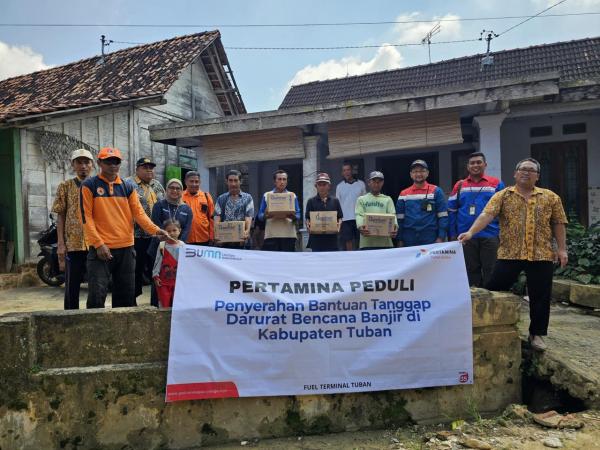 Pertamina FT Tuban Bantu 100 Kompor Pulihkan Dampak Banjir di Desa Sidomukti