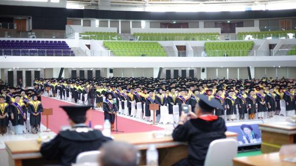 Wujud Adaptasi Teknologi, UMS Sukses Gelar Wisuda Berbasis AI untuk Ribuan Lulusan