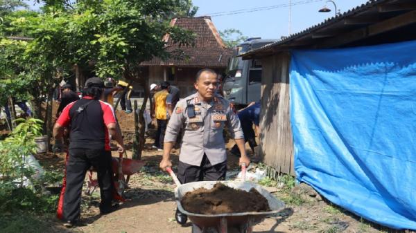 Bedah Rumah Warga Ngrampal, Polres Sragen Bareng Perguruan Silat Jelang Hari Bhayangkara ke-79