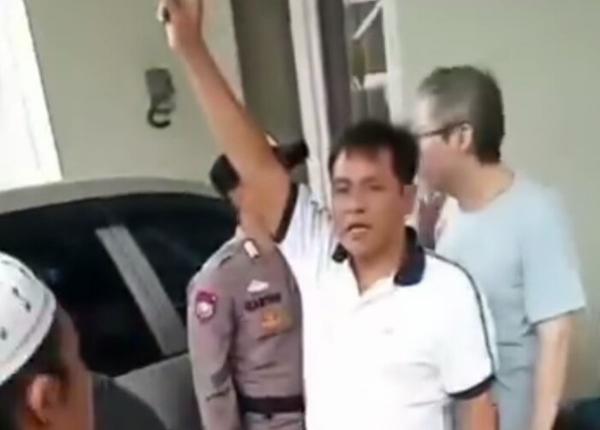 Viral, Warga Geruduk Pemilik Rumah yang Singgung Kitab Suci gegara Cekcok dengan Kurir