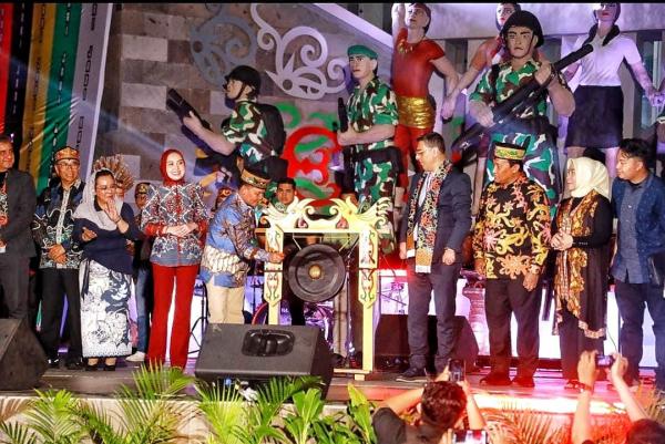 Gubernur Kalteng Resmikan Car Free Night Huma Betang Night di Bundaran Besar Palangka Raya