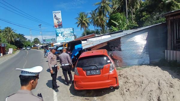 Diduga Menyalip di Tikungan Honda Jazz Seruduk 3 Motor dan Kios Buah, Dua Luka Serius