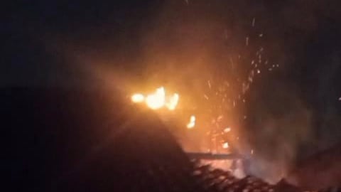Rumah Warga Cipajaran Tasikmalaya Terbakar di Tengah Malam, Diduga Akibat Korsleting Listrik