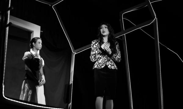 Dua Sisi Kehidupan Terungkap dalam Satu Panggung Petra Theatre