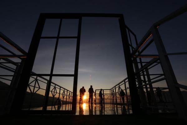Indahnya Matahari Terbit dari Pintu Langit Dieng, Surga di Atas Awan