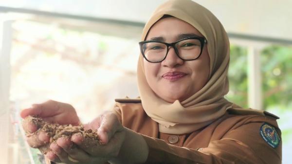 Di Tangan Lurah Cantik Bojongsari Baru Ini, Maggot Bersemangat Lahap Sampah Organik