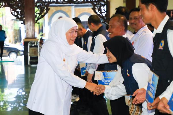 Gubernur Khofifah Salurkan Bantuan Rp6,37 Miliar di Pamekasan, Dorong Penguatan Ekonomi Desa