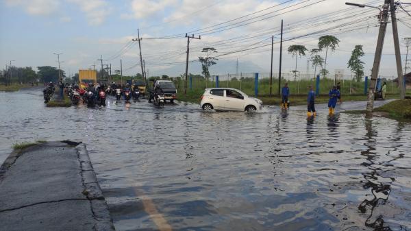 Akses Porong Lumpuh Akibat Genangan, Polisi Imbau Warga Hindari Jalan Raya Porong