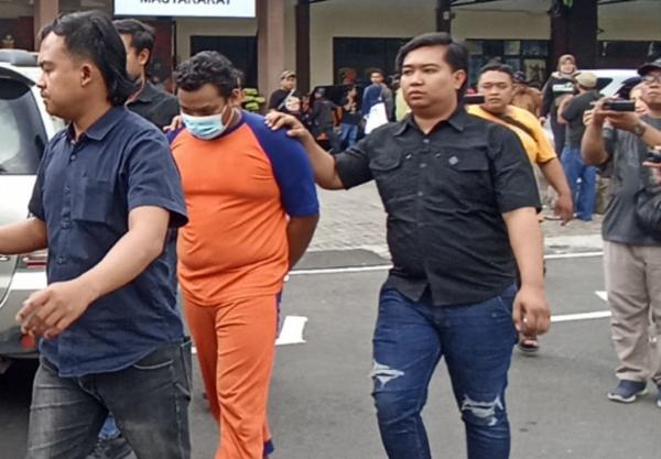 Terekam CCTV Berbuat Dosa di Warung Mie Gacoan Jombang, Pria Asal Malang Diborgol Polisi Terekam CCTV Berbuat Dosa di Warung Mie Gacoan Jombang, Pria Asal Malang Diborgol Polisi
