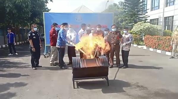 BNNP Banten Musnahkan Hampir 4 Kilogram Ganja Kiriman Ekspedisi dari Aceh
