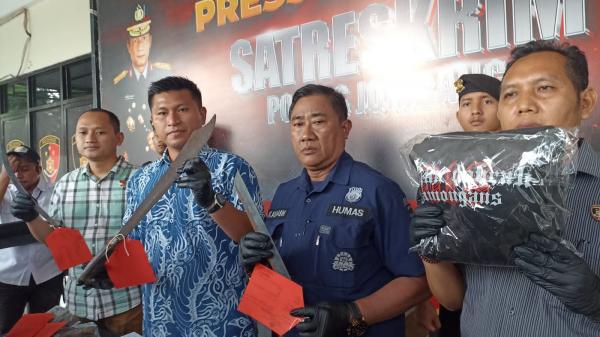 Tiga Bocil Gangster “Tahan Dobrak Jombang” Ingin Buat Keributan, Bawa Pedang Keliling Kota