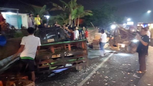 Truk Tabrak Mobil Pengangkut Ayam di Ciamis, 2 Sopir Terluka dan Ratusan Ayam Berserakan di Jalan
