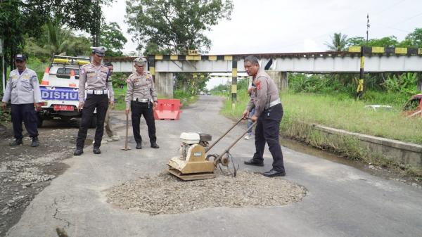 Peduli Keselamatan Warga, Polisi Turun Tangan Tambal Jalan Rusak di Kota Banjar