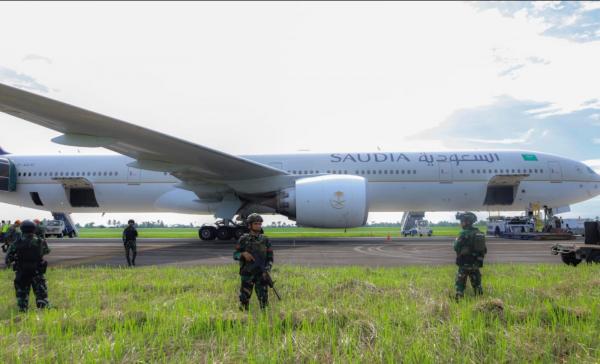 FOTO: Detik-detik Anggota TNI Evakuasi Jemaah Haji dari Pesawat Saudi Airlines Yang Diancam Bom