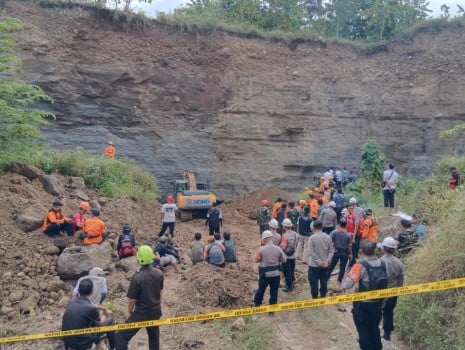 BREAKINGNEWS : Tebing Eks Galian C di Argasunya Cirebon Longsor, Dua Penambang Pasir Tertimbun