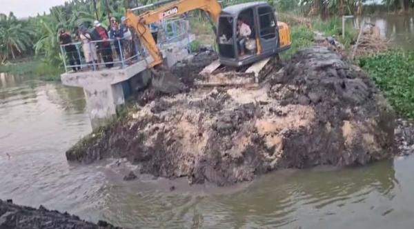 ini Alasan Ratusan Petani di Tuban Jebol Tanggul Waduk Jabung Ring Dyke, Mangkrak dan Jadi Petaka