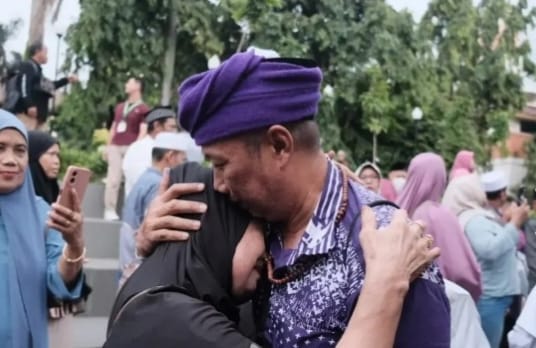 Bohong Itu Kadang Bagus! Jemaah Haji Asal Depok Tak Dikasih Tahu Pesawatnya Diancam Bom