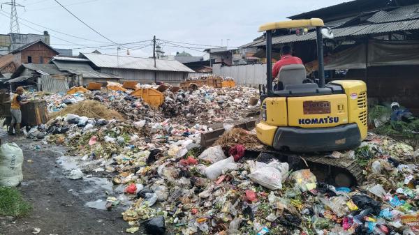 Penampakan Sampah Menggunung di Pasar Cikurubuk Tasikmalaya