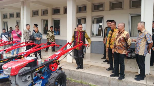 Dorong Swasembada Pangan, 37 Alsintan Disalurkan untuk Petani Ciamis