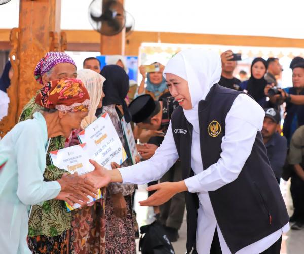 Tekan Kemiskinan dan Dorong Ekonomi Warga Probolinggo, Gubernur Khofifah Salurkan Rp10,2 Miliar