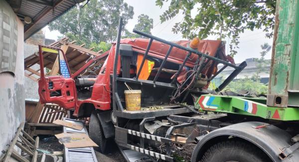 Gazebo Warga Porong Dihantam Truk Trailer, Sopir Dilarikan ke RSUD Sidoarjo