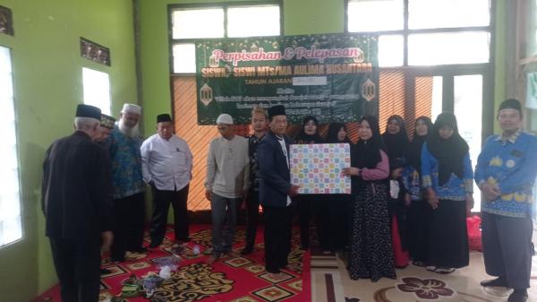 Yayasan Aulima Nusantara Lepas Siswa Lulusan dengan Doa dan Penghargaan