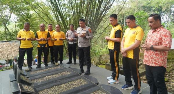 Jelang HUT Bhayangkara ke-79, Polres Tasikmalaya Kota Ziarah ke Makam Mantan Kapolri Banurusman