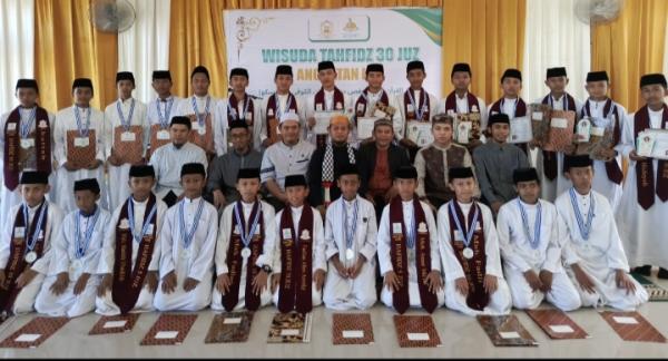 Momen Haru Warnai Wisuda Tahfidz 30 Juz Angkatan Pertama Al-Hafisku di Gowa