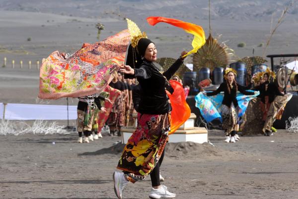 Pesona Istri Wali Kota Probolinggo di Eksotika Bromo 2025