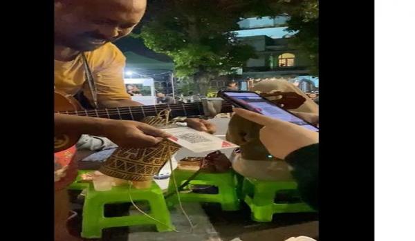 Ikut Modernisasi, Pengamen Ini Terima Uang Pakai QRIS bukan Uang Receh
