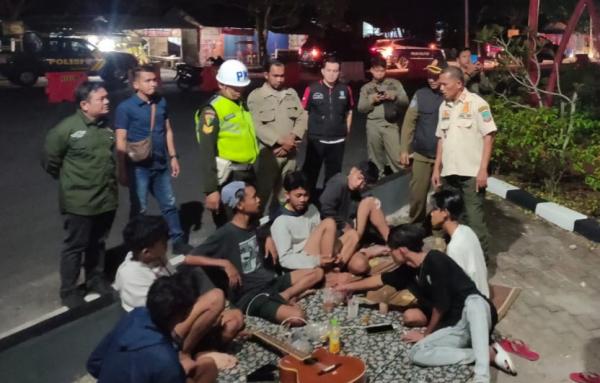Razia Jam Malam di Pangandaran, Empat Pelajar Terjaring dan Puluhan Botol Miras Disita