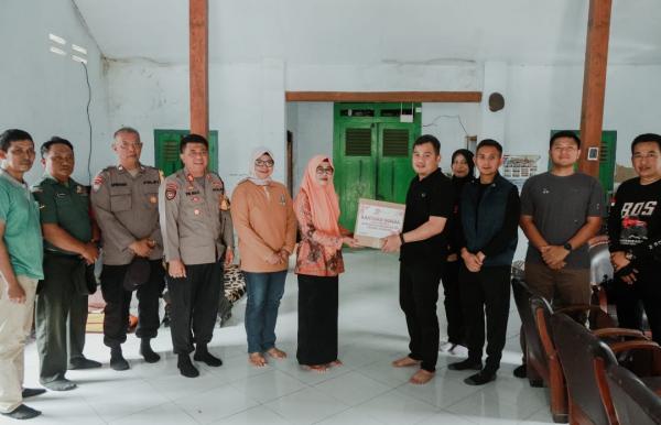 Dapat Bansos Polisi, Begini Kisah Guru SD Mengajar di Pelosok Hutan Jombang