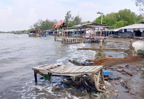 Wisata Pantai Karangsong Indramayu Porak Poranda Dihantam Banjir Rob