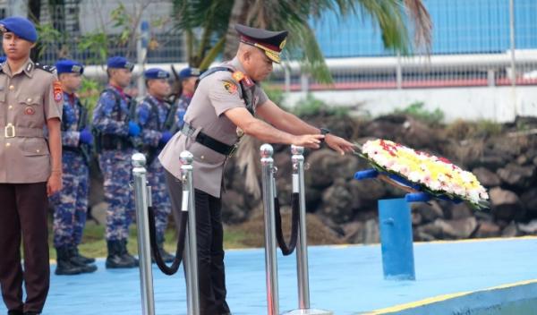 Jelang Hari Bhayangkara Ke_79, Polda Banten Tabur Bunga di Perairan Laut Merak