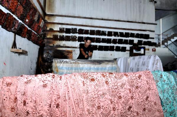Menyusuri Jejak Budaya di Workshop Batik Betawi Seraci