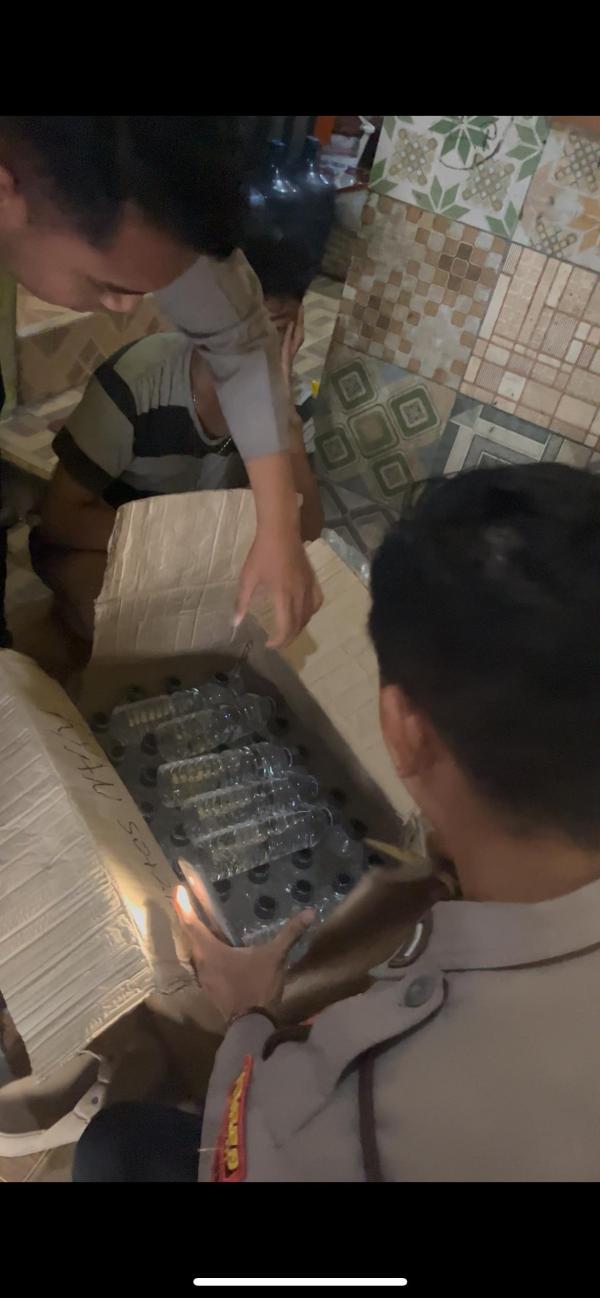 Gerebek Rumah Penjual Miras, Polres Gresik Amankan 51 Botol Arak Bali