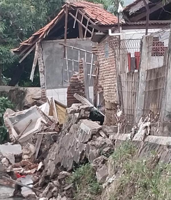 Tembok Rumah di Tepi Sungai Medaksa Cilegon Ambruk, Warga Resah Minimnya Tindakan Pemerintah