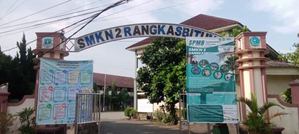 SPMB Online Gimmick? Orang Tua di Lebak Masih Harus Antri ke Sekolah
