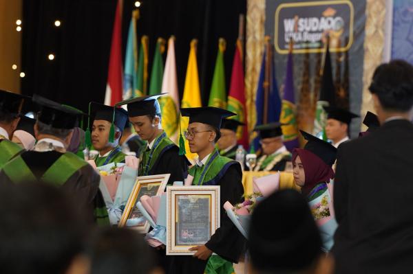 UIKA Bogor Wisuda 644 Lulusan, Berbagai Prestasi Internasional Warnai Panggung Wisuda ke-80