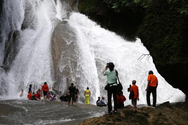 Menikmati Segarnya Air Terjun Bantimurung
