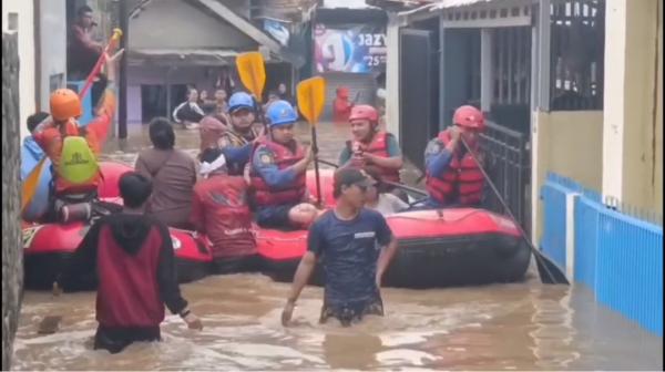 Banjir Rendam Ratusan Rumah di Garut, Warga Dievakuasi Gunakan Perahu Karet