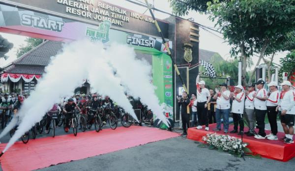 Meriah! Pagelaran Wayang Kulit dan Sepeda Santai Ramaikan Hari Bhayangkara ke 79 di Jombang