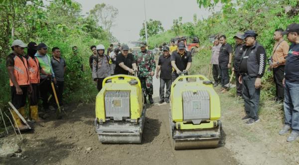Momen Kapolres Jombang Dan Bupati di Kedungdendeng, Kompak Urug Jalan Rusak dengan Kendaraan Berat