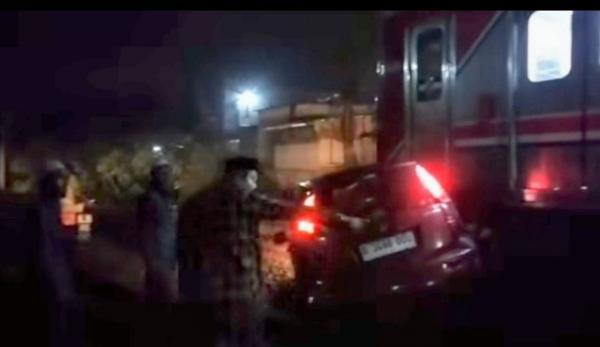 Detik-detik Mencekam! Mobil Mati Mesin di Perlintasan Tanpa Palang Pintu Parung Panjang, Terserempet