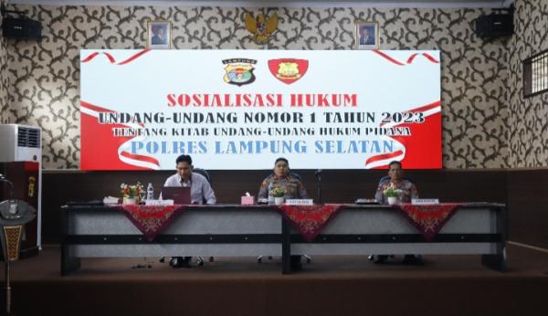 PN Kalianda Berikan Materi Sosialisasi KUHP Baru kepada Anggota Polres Lampung Selatan