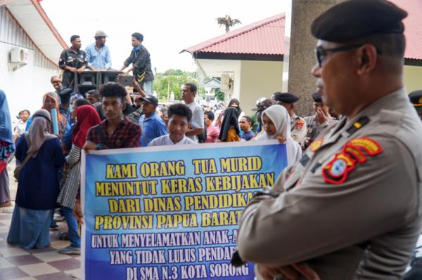 Berita Foto: Aksi Damai Orang Tua Pelajar di Depan Kantor Walikota Sorong, Tuntut Transparansi PPDB