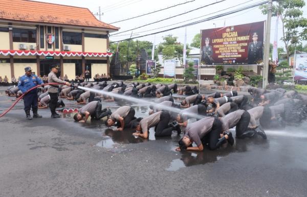 Polres Bojonegoro Naikkan Pangkat 77 Personel, Lepas Purnawirawan dengan Tradisi Khusus