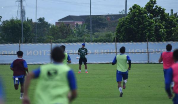 Latihan Perdana Persib di GBLA: Bojan Hodak Pantau Pemain Baru