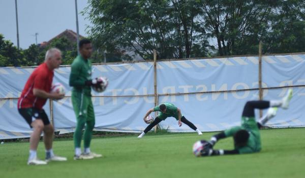 Adam Przybek Kiper Anyar Persib Mulai Latihan, Target Jadi Pilar Kuat di Musim Ini