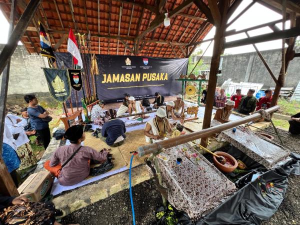 Paguyuban Pelestari Tosan Aji Megalamat, Rutin Lakukan Jamasan untuk Membersihkan Pataka dan Pusaka
